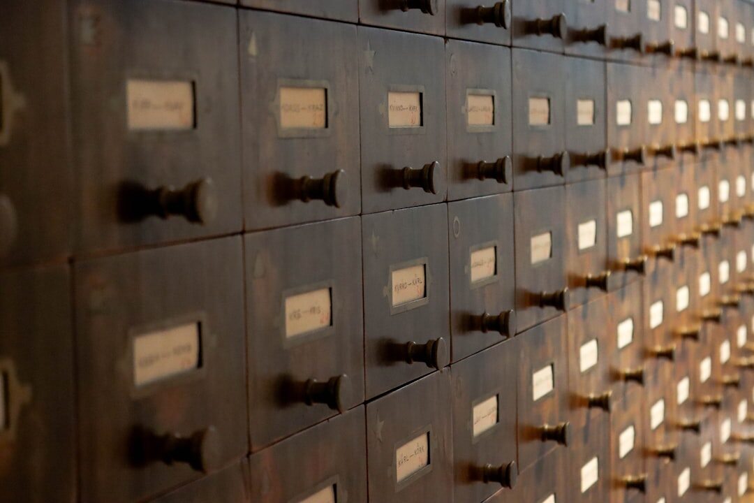 Historische leeszaal van een archief met houten kasten vol documenten