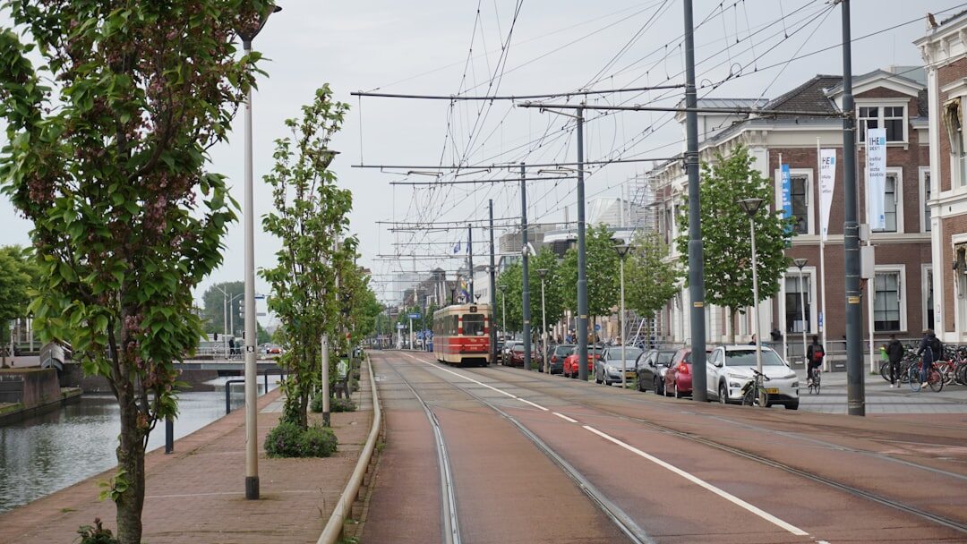 Gevelsteen en trapgevel van een monumentaal Nederlands pand
